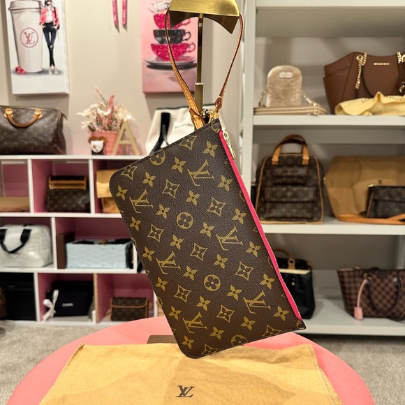 Louis Vuitton Handbags - Louis Vuitton Neverfull Pochette Monogram Brown Clutch